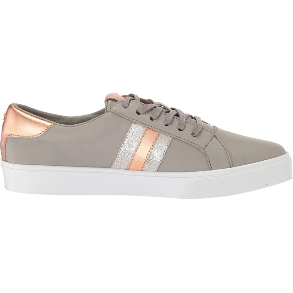 KAANAS Sneakers